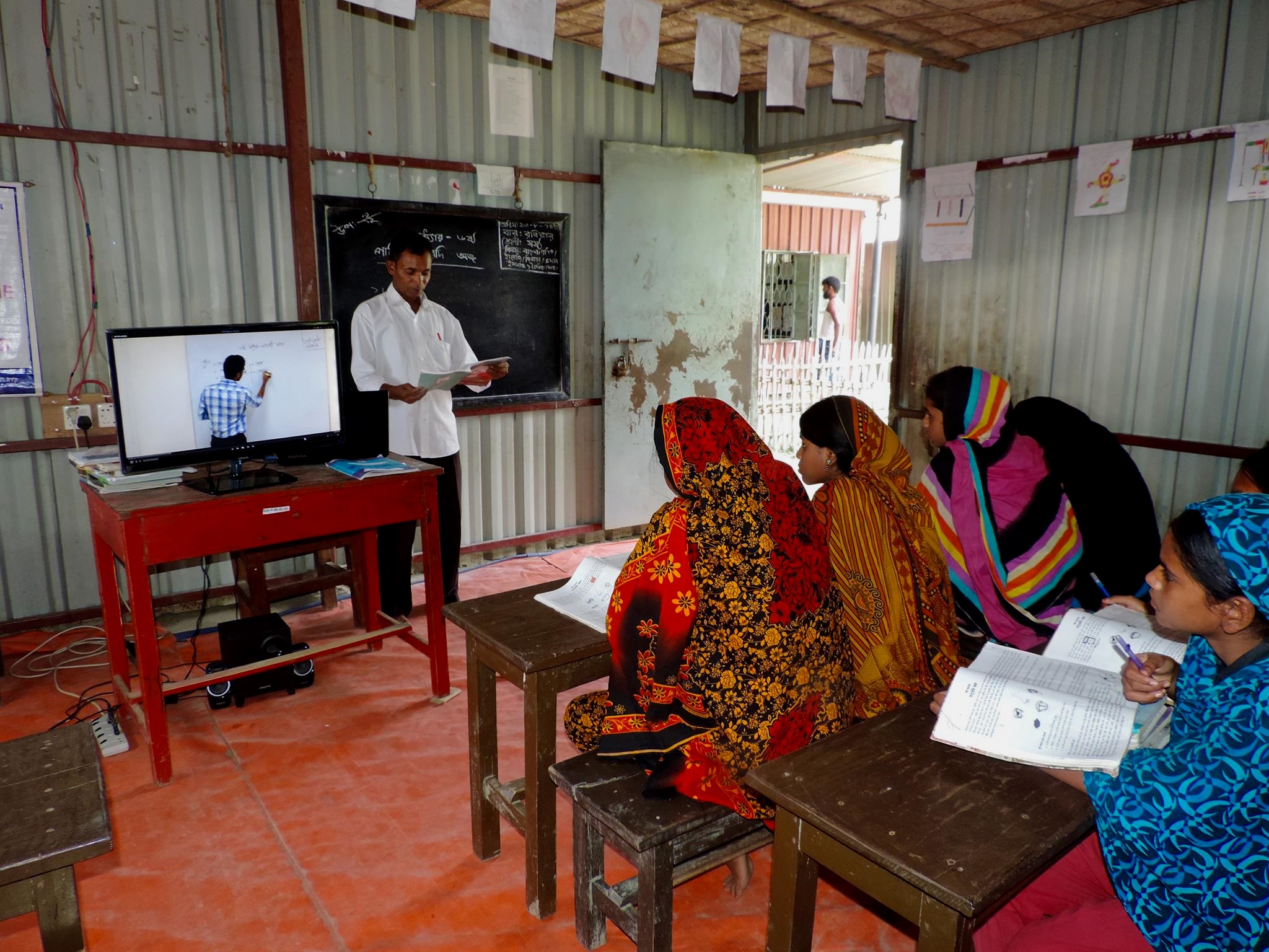 Students at one of the 7 Friendship ICT-aided scondary schools